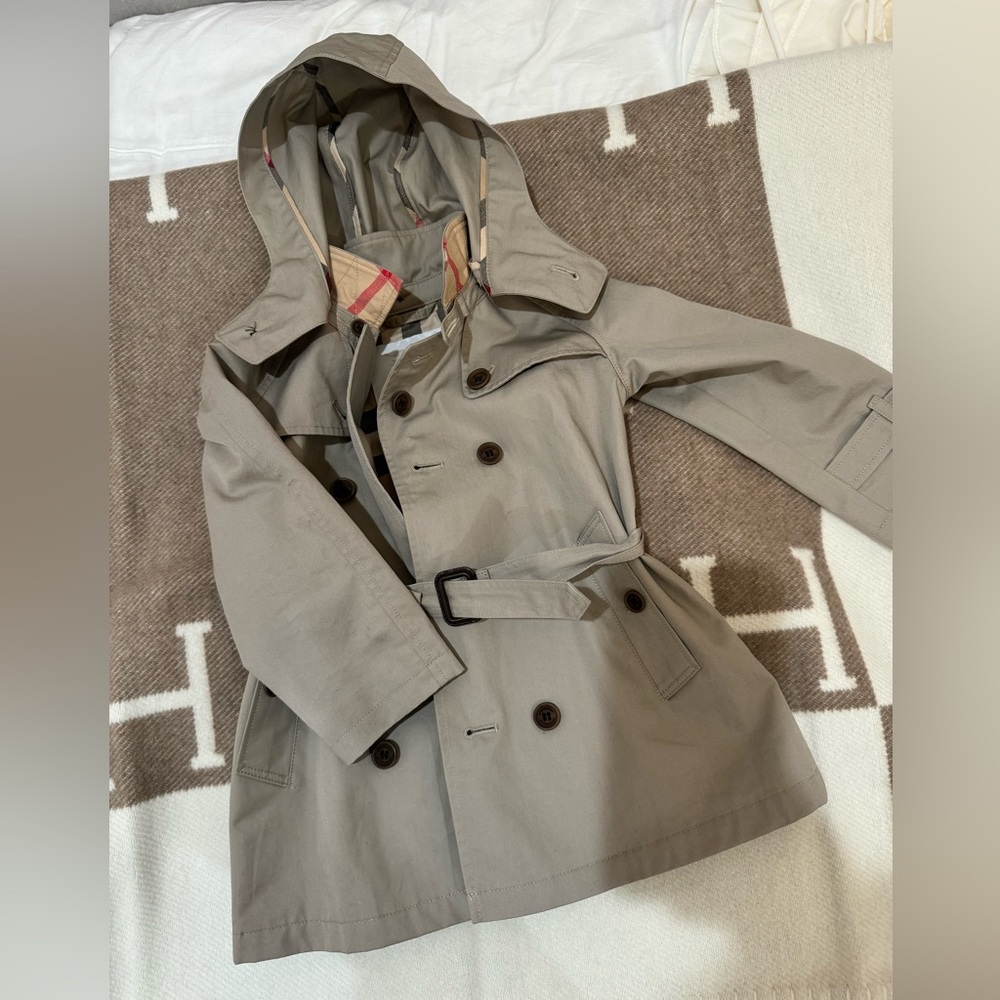 Burberry kids trench coat 
Excellent condition 
Size 18 months